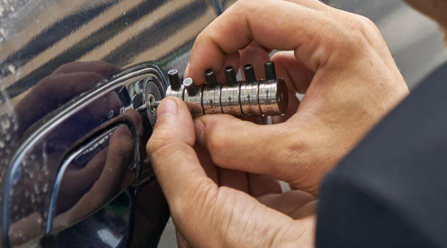 Professional gutter cleaning in Troy, MI